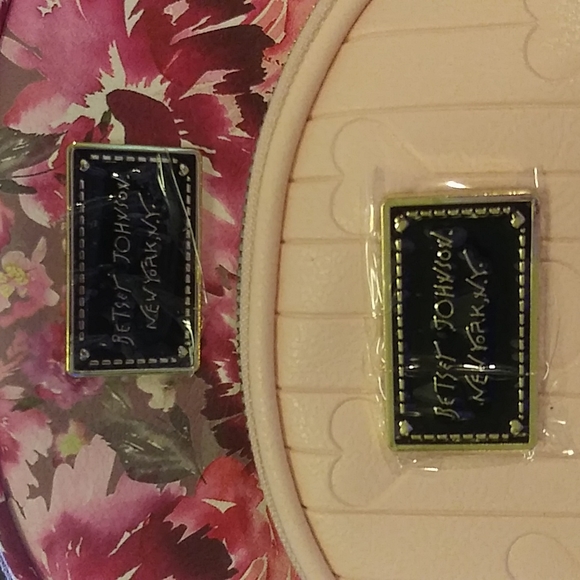 $$❤️❤️☘️ Nwt. Betsey Johnson two-piece to dome set. - Picture 2 of 4